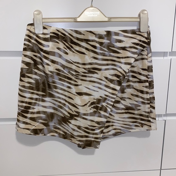 G by Guess Pants - G by Guess Zebra Print Skort in Black and Cream
